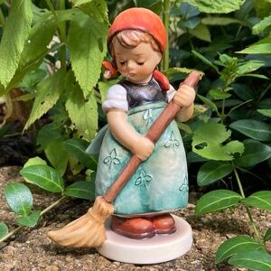 4.75" Hummel Figurine "Little Sweeper" Goebel W Germany 1984 Excellent Condition